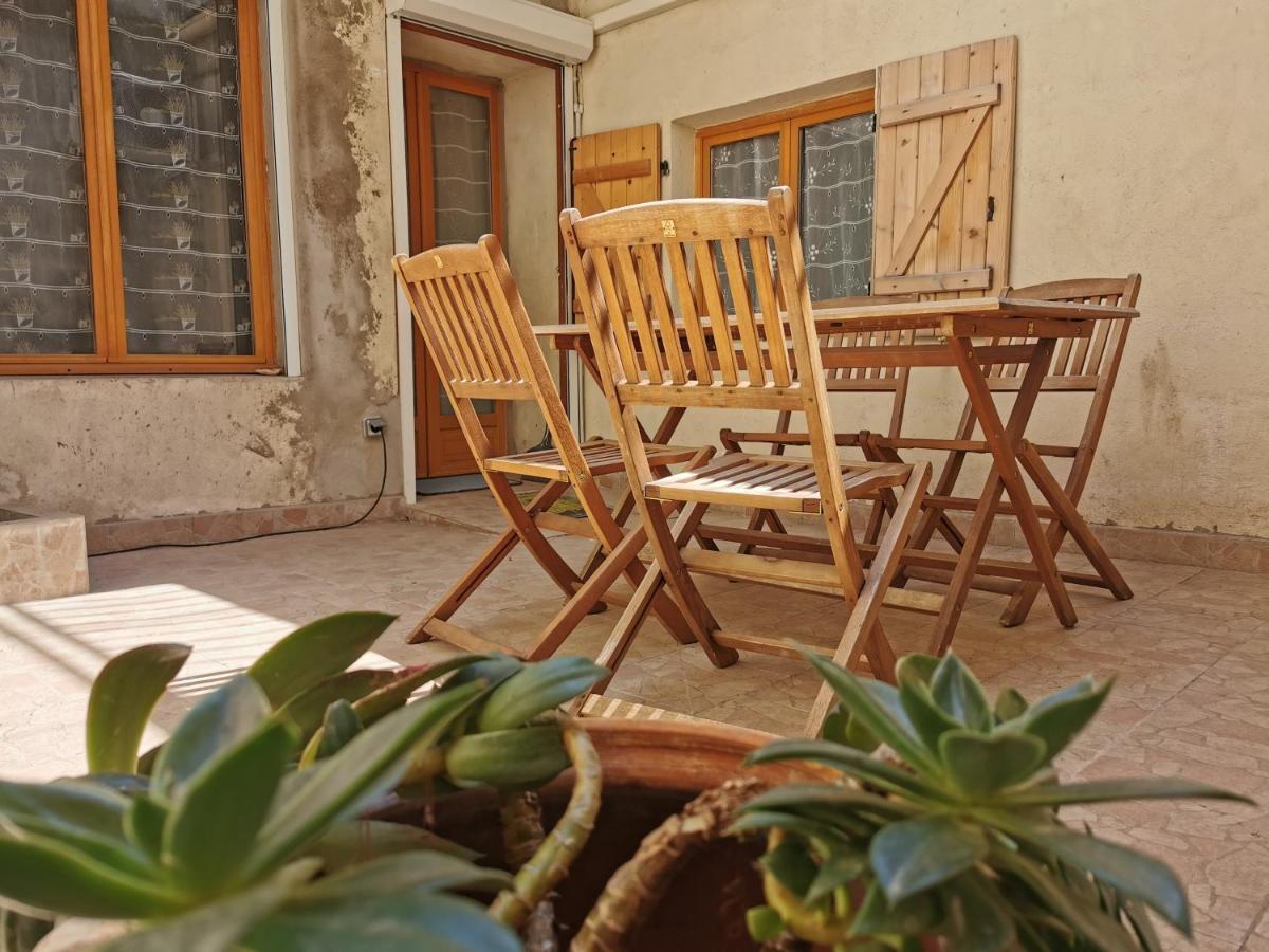 Apartamento Les Oliviers, Avec Terrasse Beaucaire  Exterior foto